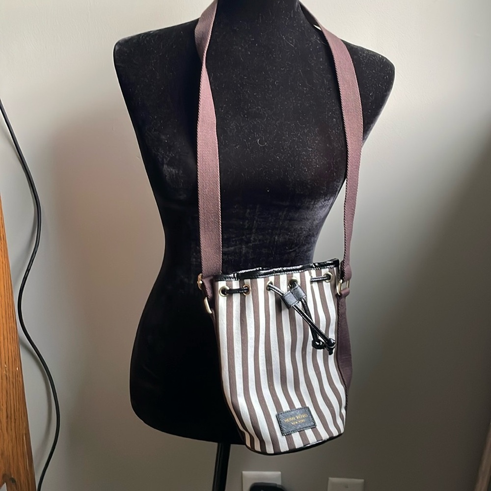 HB wine tote. Excellent used condition. Appears to never have been used.
